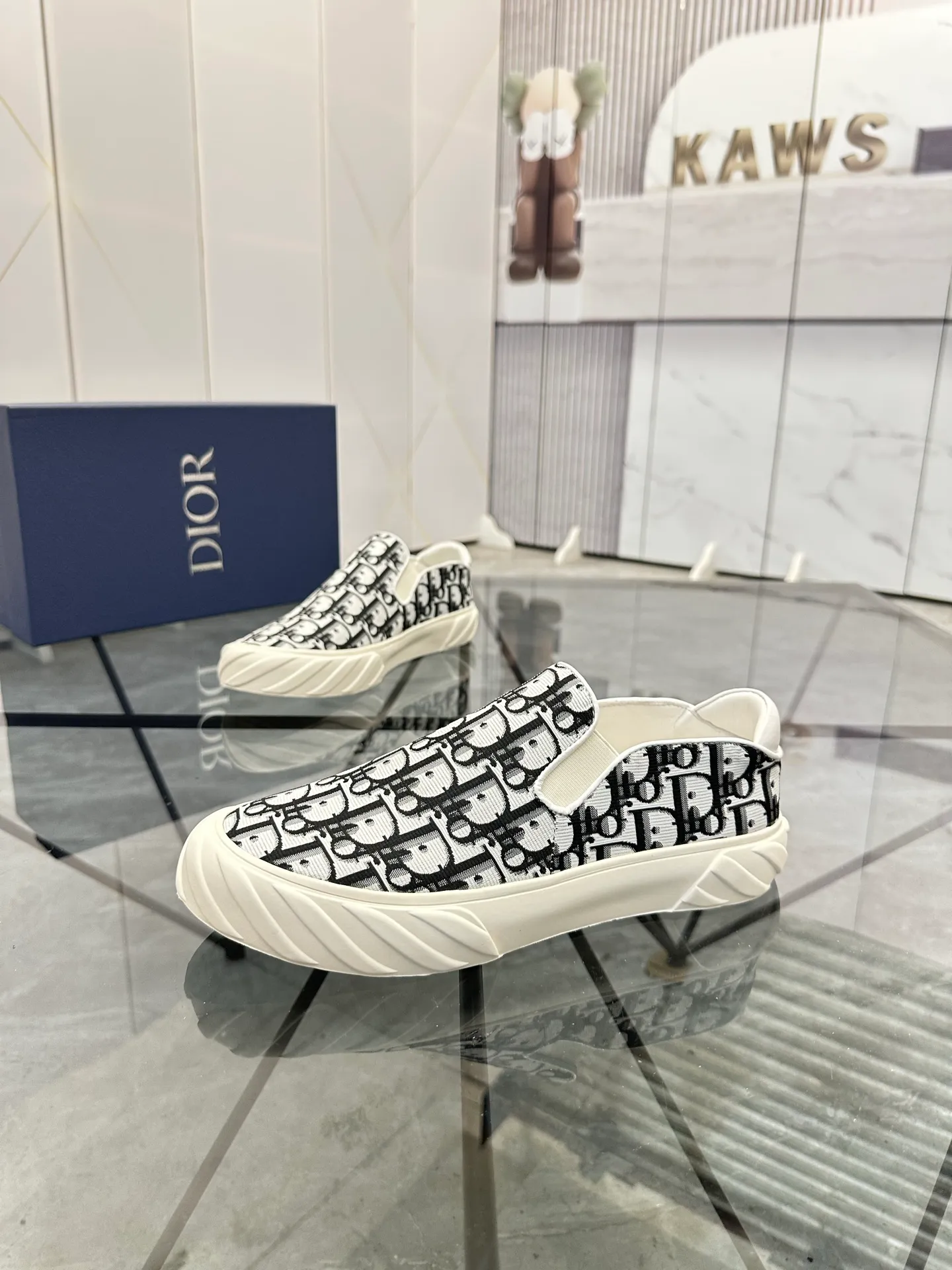 Men's shoes for sale 💰: 💰P380¥ Product trademark: Dior* "Dior*" slip-on shoes Regular size: 38-44 (can be customized to 45) Product materials: upper imported cowhide stitched with original fabric, sheepskin lining, original outsole. No.:6735